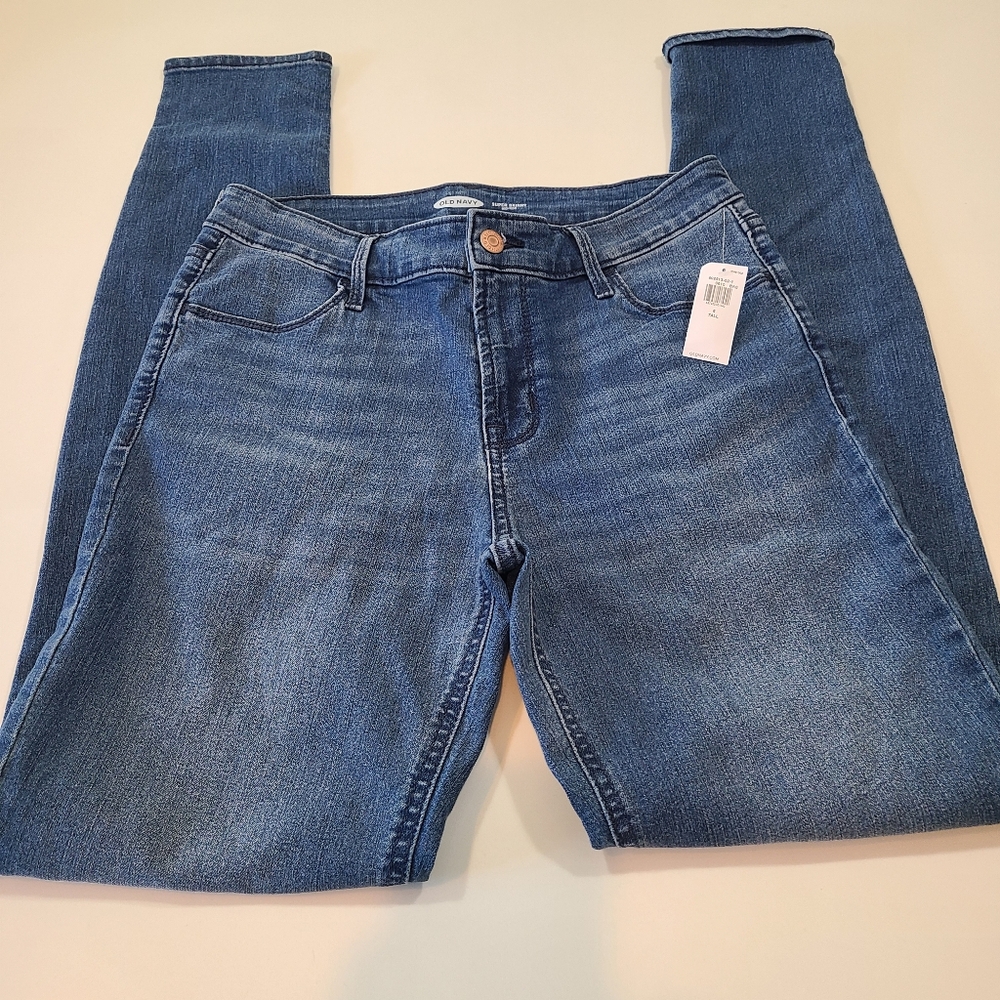 NWT Old Navy Super Skinny Jeans in Size 6 Tall